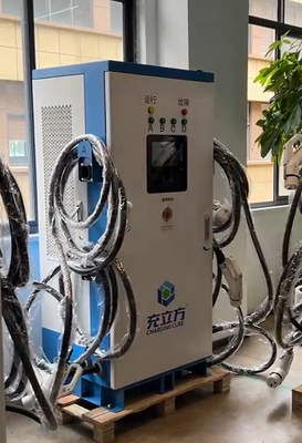 Un buen precio. 400A IP54 Estaciones de carga de vehículos eléctricos públicos inteligentes con cuatro armas en línea