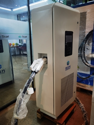 Nueva estación de carga de vehículos eléctricos de un solo arma de 120 kW de color blanco comercial / doméstico integrado en el piso