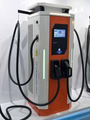 Un buen precio. 60kW Single Gun CCS2 DC Cargador rápido IP54 OCPP1.6J 10 pulgadas de pantalla táctil para estacionamiento comercial En línea